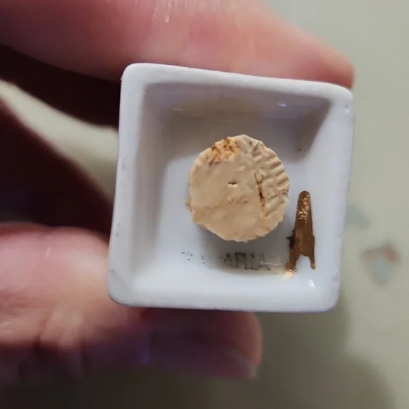 Pair of Antique salt and pepper shakers. - Picture 8 of 8